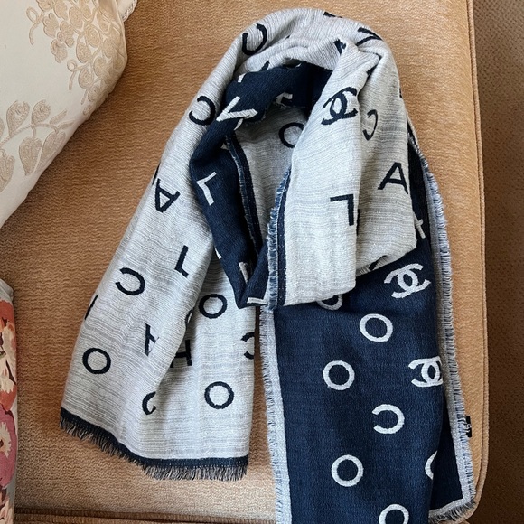 Authentic Chanel scarf two sided. Very beautiful and unique. - Picture 4 of 15